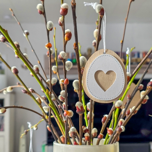 Osterstrauch mit Herzanh&auml;nger